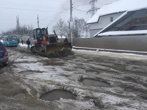 Дорожники вирішили підрехтувати сумнозвісну "дорогу смерті" (ФОТО)