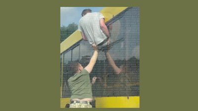 У Києві зняли на відео, як чоловік застряг у вікні автобуса тікаючи від працівників ТЦК (ВІДЕО)