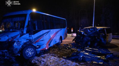 Моторошна ДТП із загиблими та травмованими у Києві: зіткнулися мінівен та автобус (ФОТО)