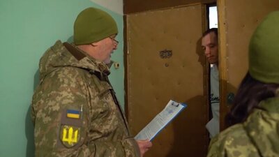 В Україні знову посилили мобілізацію і вже в кількох містах почав діяти поквартирний обхід чоловіків призовного віку