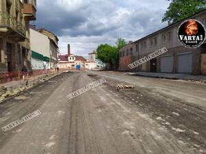 Львів’яни збирають підписи для припинення демонтажу бруківки на вул. Б. Хмельницького