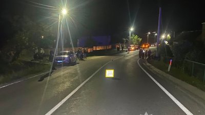 На Закарпатті вночі мотоцикліст протаранив електроопору