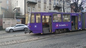 У Львові трамвай зійшов з колії (фото, відео)