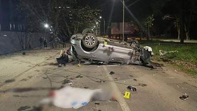 В Ужгороді на швидкості перекинувся автомобіль в салоні якого перебували п'ятеро юнаків: двоє загиблих (ФОТО, ВІДЕО)