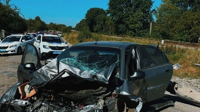 Легковий автомобіль влетів під потяг «Чернівці – Львів» (ФОТО)