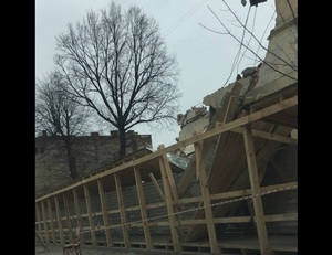 У Львові під час будівельних робіт частина стіни обвалилася на пішохідний дашок (ВІДЕО, ФОТО)