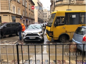 У Львові сталася ДТП легковика та маршрутки (фото)