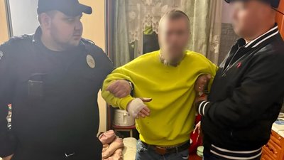 На Львівщині сталося жорстоке побиття: чоловік шматував знайомого битою та знімав це на телефон
