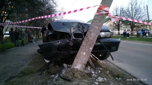 ДТП на Сихові: водій BMW протаранив електроопору (ФОТО)