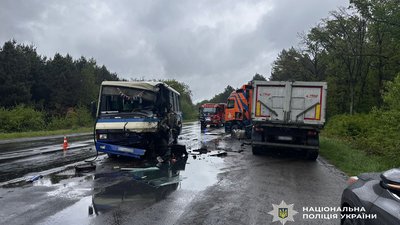 На Волині зіткнулися фура та маршрутний автобус