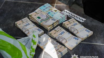 У Рівному двоє осіб виманили в пенсіонерки понад 10 тисяч доларів