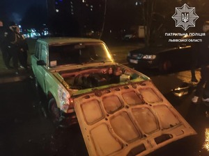 Патрульні затримали львів’янина на гарячому в чужому авто (фото)