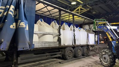 На кордоні затримали львів’янина, який перевозив сигарети у фурі з соєю