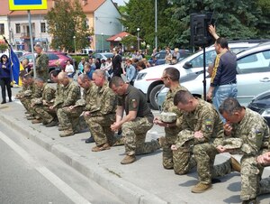 Львівщина навколішках зустріла загиблого Героя (ФОТО)