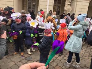 На площі Ринок діти провели акцію "Збережи первоцвіти" (фото, відео)