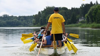 Для захисників з сім’ями провели сплав на байдарках на озері біля Львова