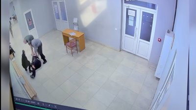 Чоловік потрапив до лікарні після падіння в приміщенні Ужгородського ТЦК: потерпілий у важкому стані (ВІДЕО)