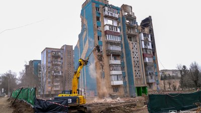 У Тернополі розпочали демонтаж житлової багатоповерхівки в яку влучила російська ракета (ФОТО)