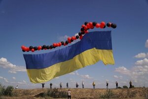 На півострів Крим запустили величезний український прапор (фото)