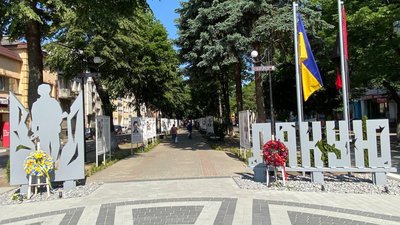 На Львівщині чиновника міськради критикують за недоречні вірші про загиблих Героїв, які зачитують на похоронах