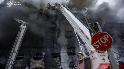 Під час атаки росіян у Києві згорів склад, де зберігалися 20% місячного запасу медикаментів країни