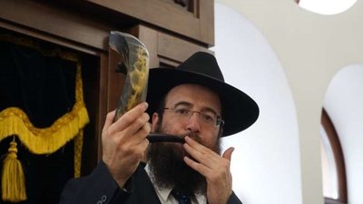 Обіцяв «вивезти» чоловіка за 10 тисяч доларів: суд оштрафував головного рабина Буковини