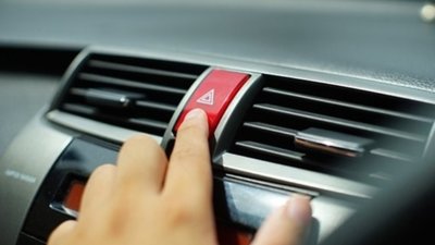 У поліції розповіли, чи можуть покарати водія за "подяку аварійкою"