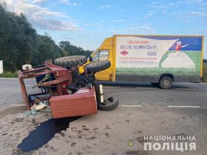 На Львівщині зіткнулись автомобіль з трактором (ФОТО, ВІДЕО)