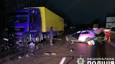 Біля Львова легковик влетів у припаркований на узбіччі вантажний автомобіль (ФОТО)