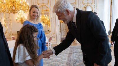 Президент Чехії зустрівся з дівчинкою з України, яку школярі цькували через національність