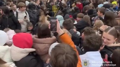 У Тернополі двоє дівчат травмувалися під час роздачі безкоштовних бургерів