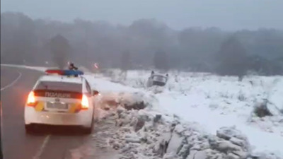 На Львівщині автомобіль злетів з дороги на перекинувся (ВІДЕО)