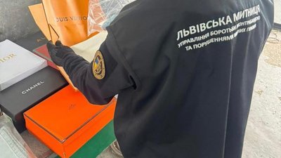 Львівські митники зупинили контрабанду елітних брендів на мільйон гривень