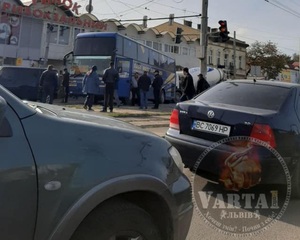 У Львові автобус влетів у три автомобілі (фото)