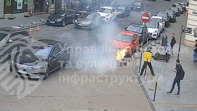 Камери міста зафіксували момент займання скутера у центрі Львова (ВІДЕО)