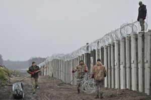 На Волині священники допомагають будувати стіну на кордоні з білоруссю 