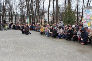 Навколішки зустрічали тіло Героя України його земляки на Львівщині (фото)