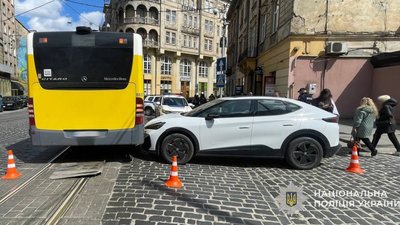 У Львові водійка збила 17-річну дівчину та в'їхала в автобус