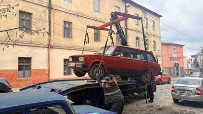 У Львові з вулиць забрали ще 4 занедбані транспортні засоби