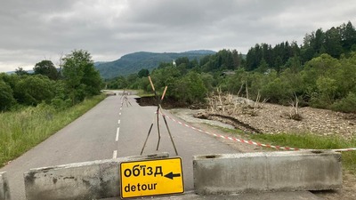 Зірване дорожнє полотно, перевернуті мости: повінь у Східниці могла статися через засмічені річки (ФОТО, ВІДЕО)