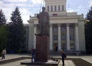 росіяни встановили пам'ятник леніну в окупованій Новій Каховці