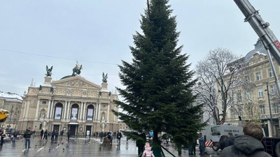 Головну ялинку Львова демонтують вже цього тижня