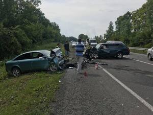 Внаслідок лобового зіткнення легковиків на Львівщині загинуло двоє людей (фото)