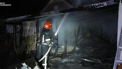 Біля Львова поблизу житлових будинків згоріли електромобіль та мотоцикл  (ФОТО, ВІДЕО)