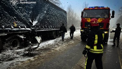 На автодорозі Львівщини вантажівка з'їхала у кювет та врізалася у відбійник (ФОТО)