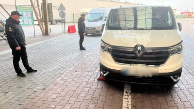 У ПП «Краківець» виявили розшукуваний Інтерполом автомобіль