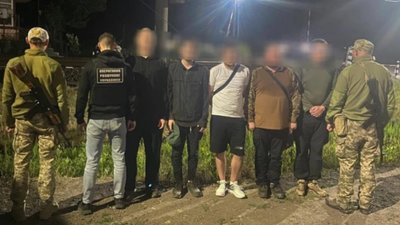 Поблизу кордону зі Словаччиною затримали п’ятьох ухилянтів та їхнього переправника