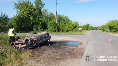 На Львівщині після зіткнення загорівся легковик (ФОТО)