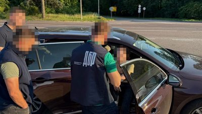 На Львівщині ДБР викрило старшу лейтенантку на закупівлі генераторів із переплатою у 18 мільйонів гривень