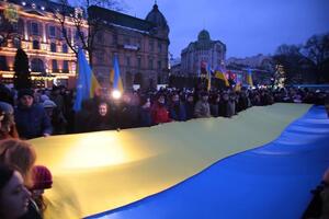 "Живий стяг Соборності", розміром 3 на 10 метрів, розгорнули в місті Лева (фото)